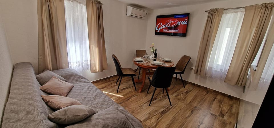 TV and multimedia, Living room, Dining area, air conditioner