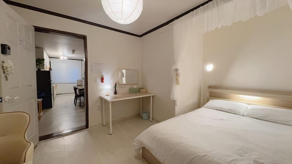 House9 , room3, queen bed4 ,elevator O , hills X, stairs X , 4min from subway and bus station,exclusive space Villa in Seoul