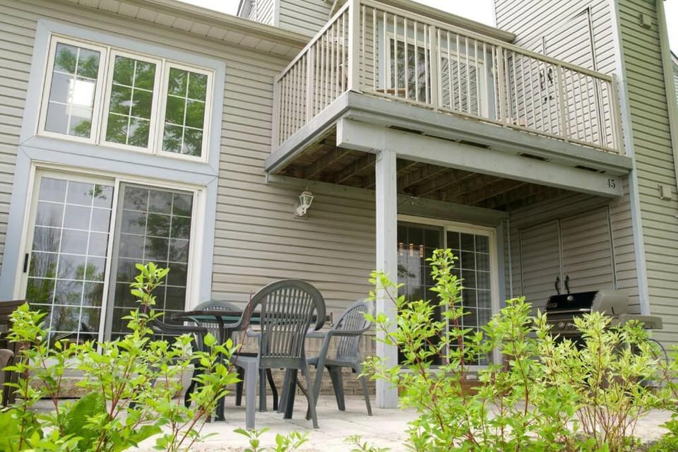 Cozy, 4 Bedroom Chalet, 10 min walk to Village Chalet in Grey Highlands