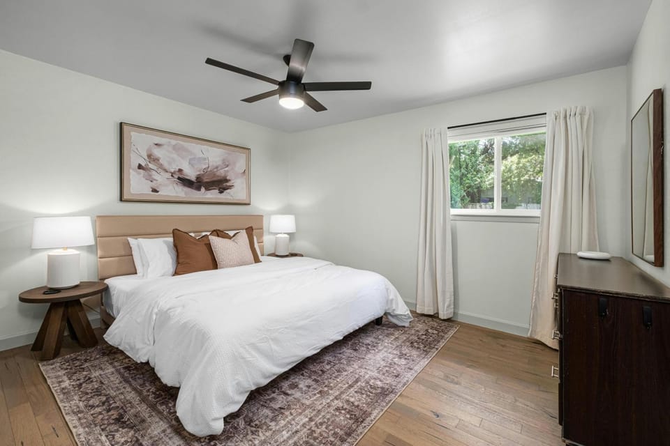 Bed, Photo of the whole room, Bedroom