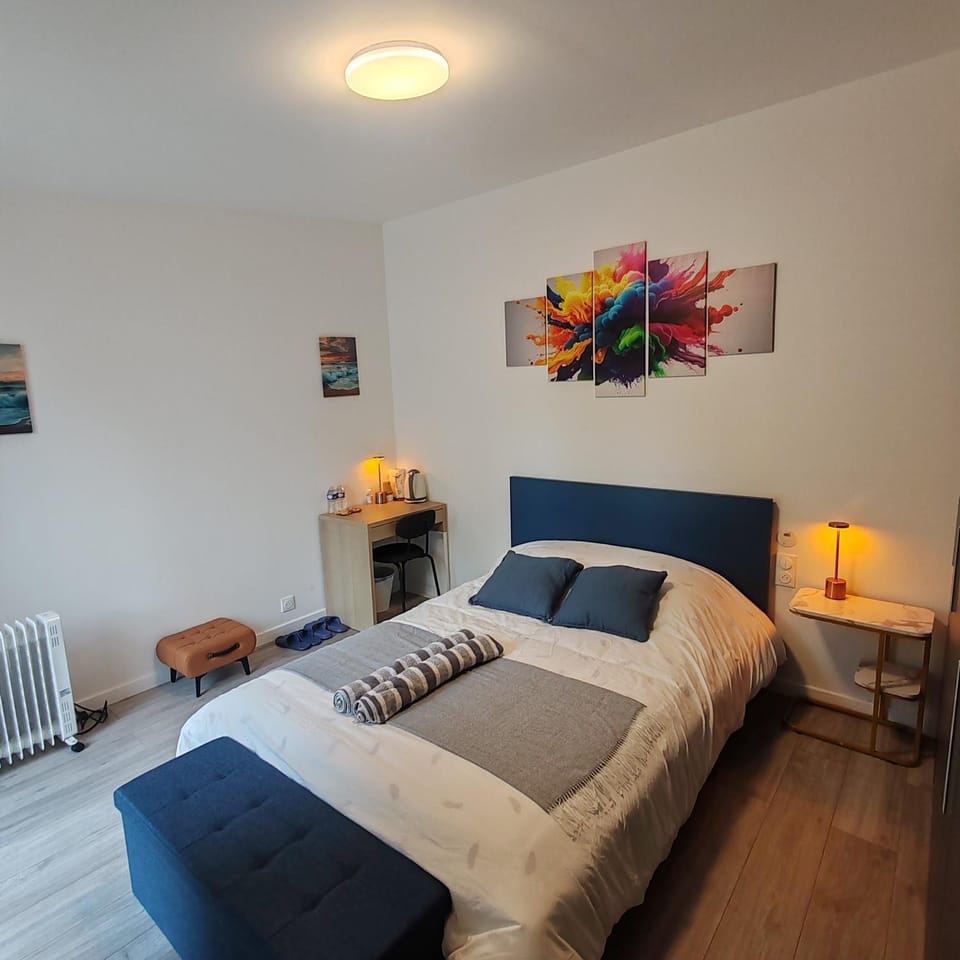 Bed, Photo of the whole room, Seating area, Bedroom