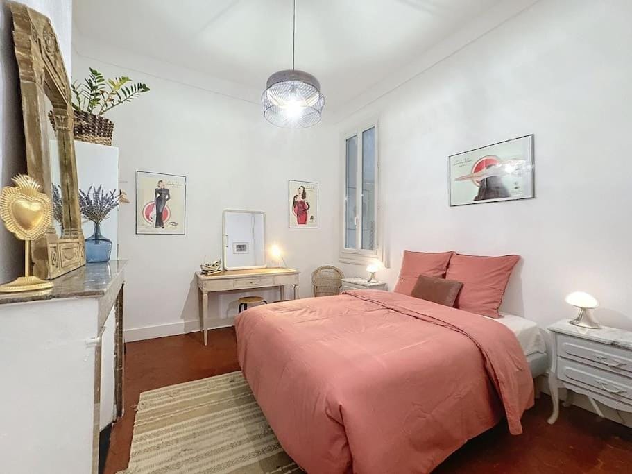 Bed, Photo of the whole room, Bedroom