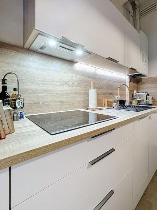 Coffee/tea facilities, Kitchen or kitchenette, stove