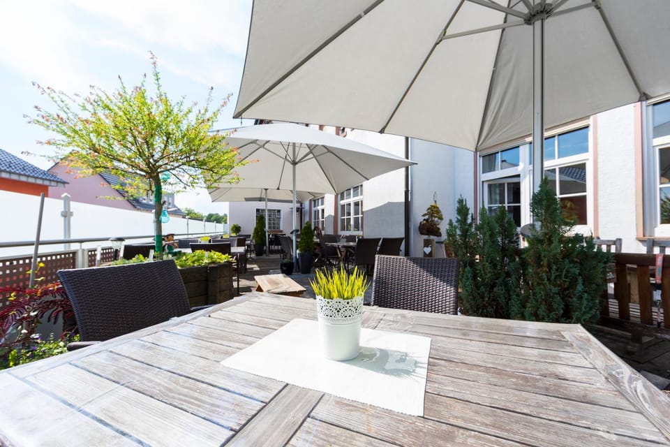 Restaurant/places to eat, Balcony/Terrace