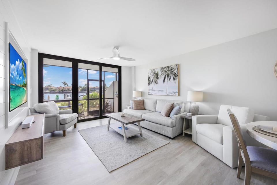Rare walkout condo walk to beach and restaurants House in Marco Island