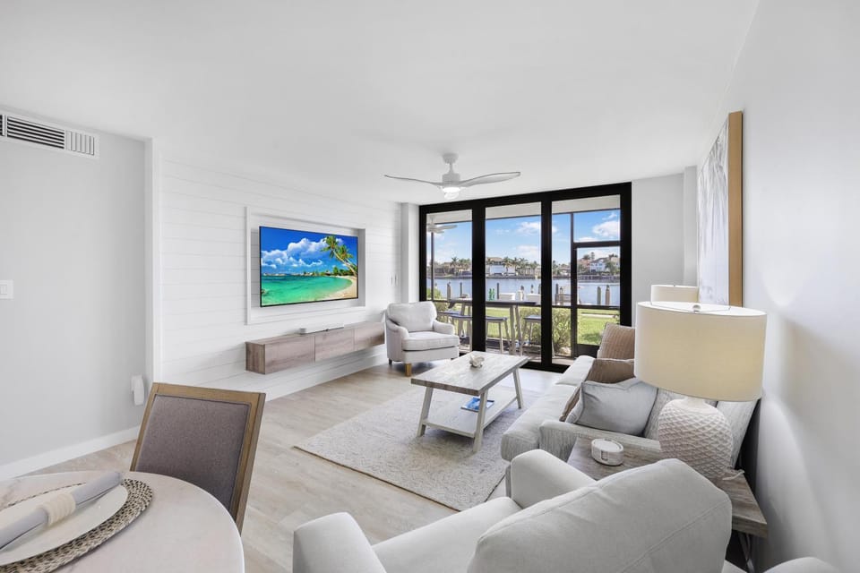 Rare walkout condo walk to beach and restaurants House in Marco Island