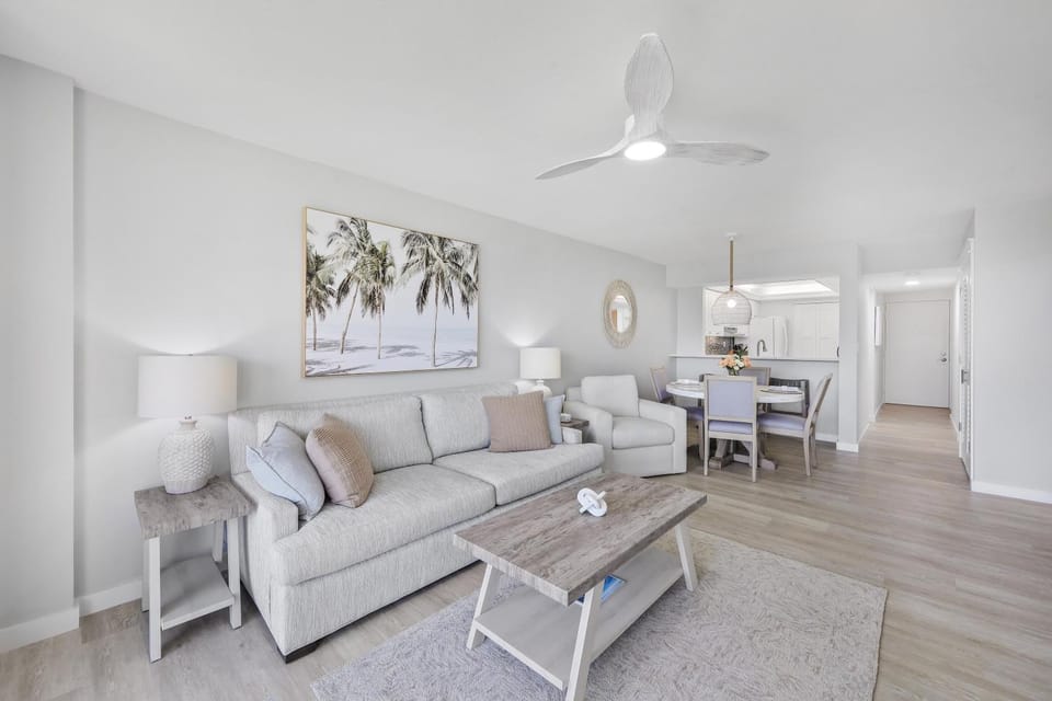 Rare walkout condo walk to beach and restaurants House in Marco Island