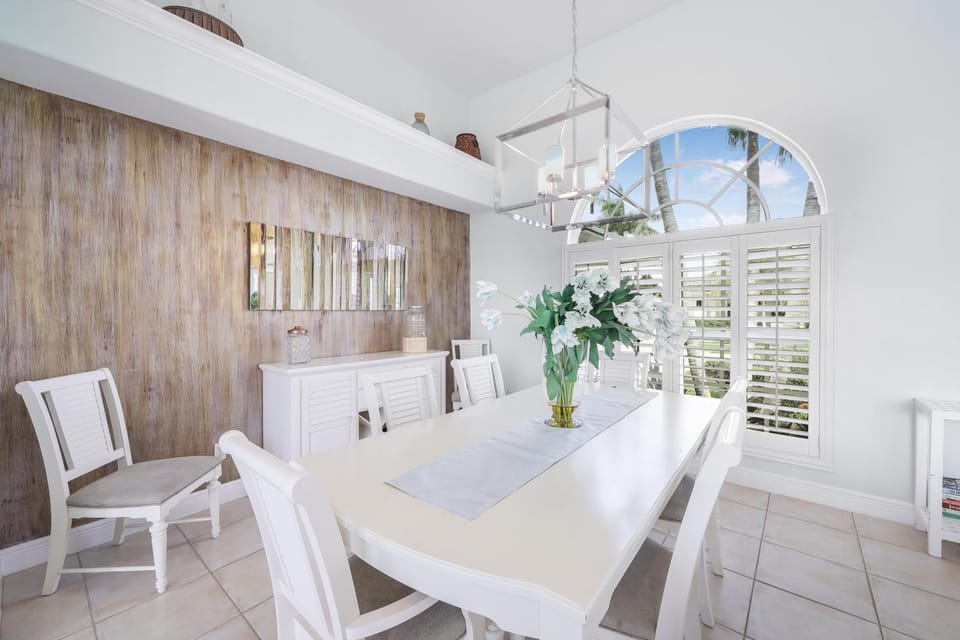 W exposure waterfront home with pool and dock House in Marco Island