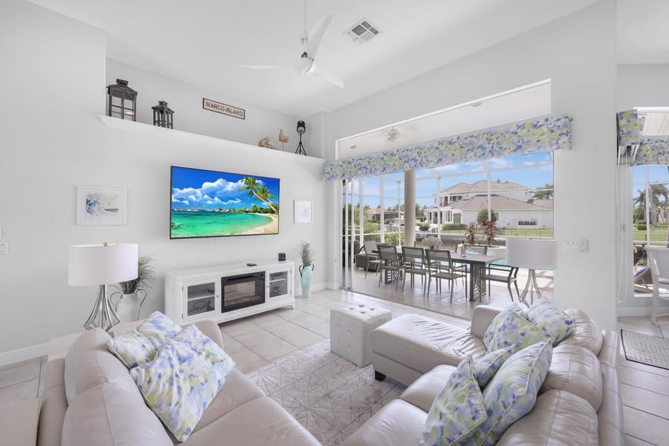 W exposure waterfront home with pool and dock House in Marco Island