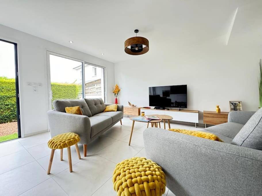 Communal lounge/ TV room, TV and multimedia, Living room, Seating area, Evening entertainment