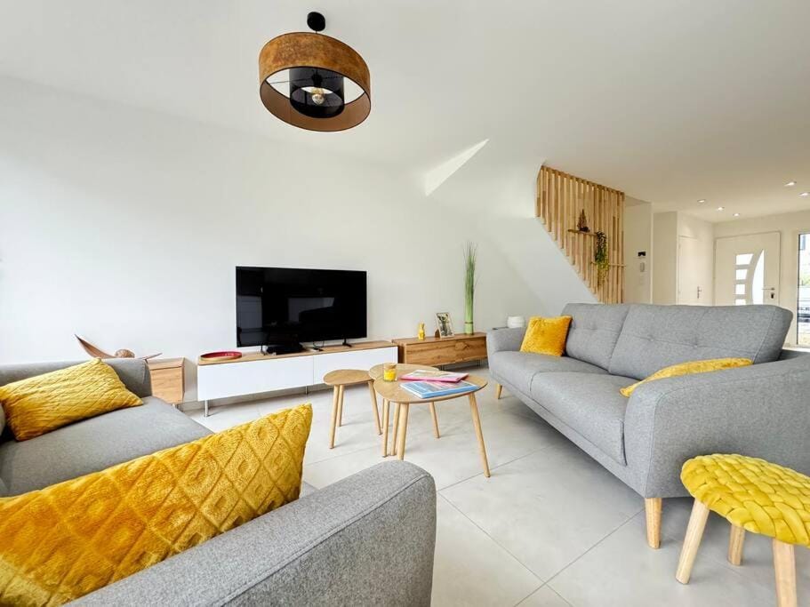 Communal lounge/ TV room, TV and multimedia, Living room, Seating area, Evening entertainment