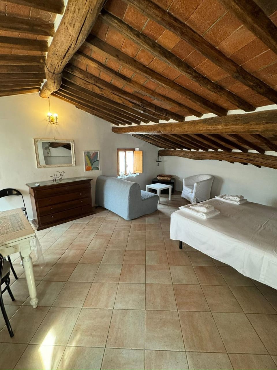 Bed, Living room, Photo of the whole room, Seating area