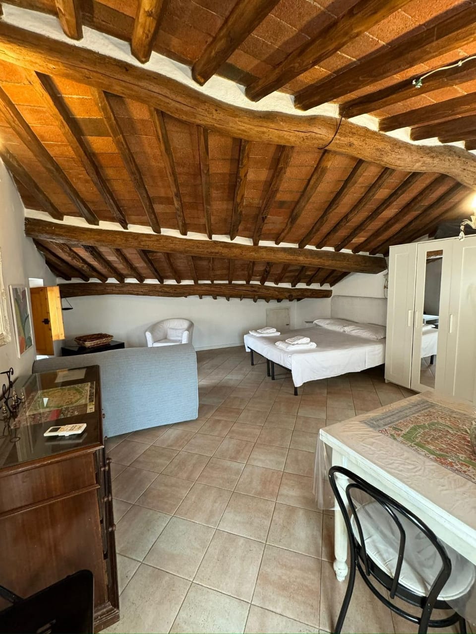 Bed, Photo of the whole room, Seating area, Bedroom