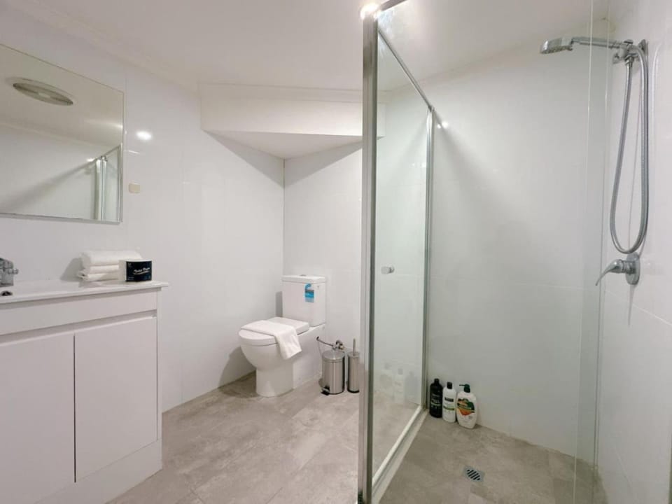 Comfy unit near Garden City Westfield Street Parking Apartment in Brisbane