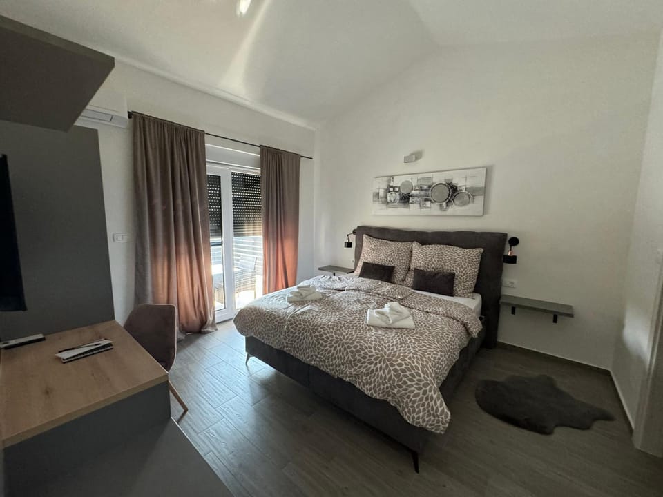 Bed, TV and multimedia, Photo of the whole room, Bedroom, towels