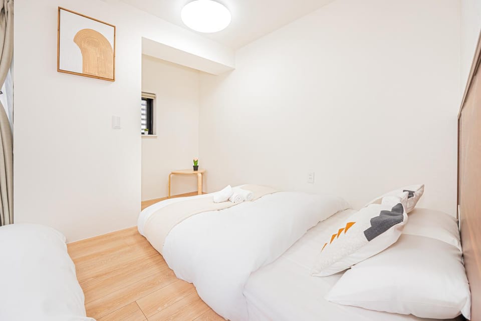 Bed, Bedroom, towels