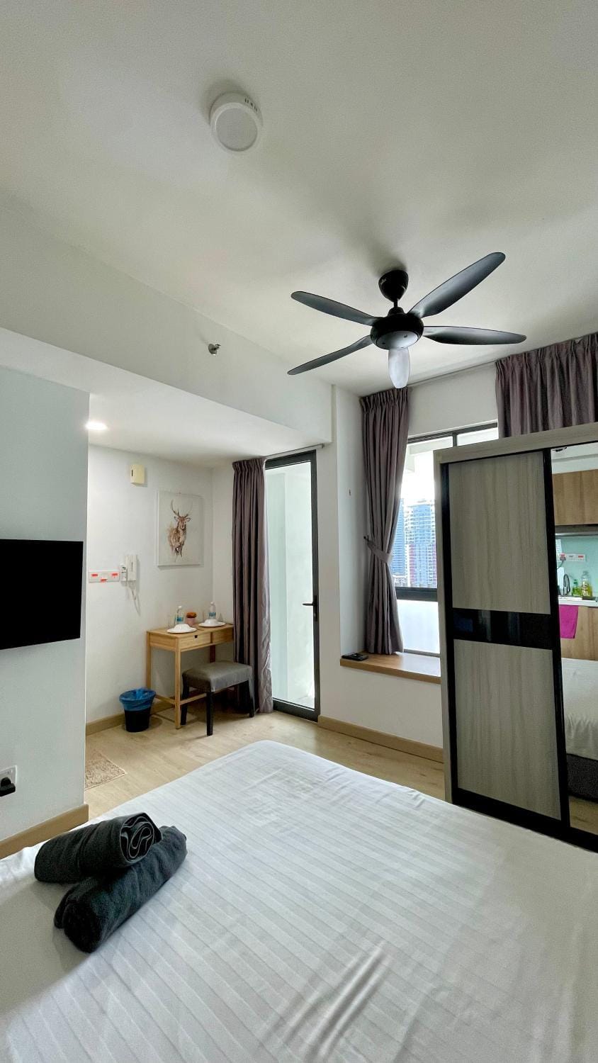 Communal lounge/ TV room, TV and multimedia, Photo of the whole room, Seating area, Dining area, Bedroom, City view, wardrobe, air conditioner