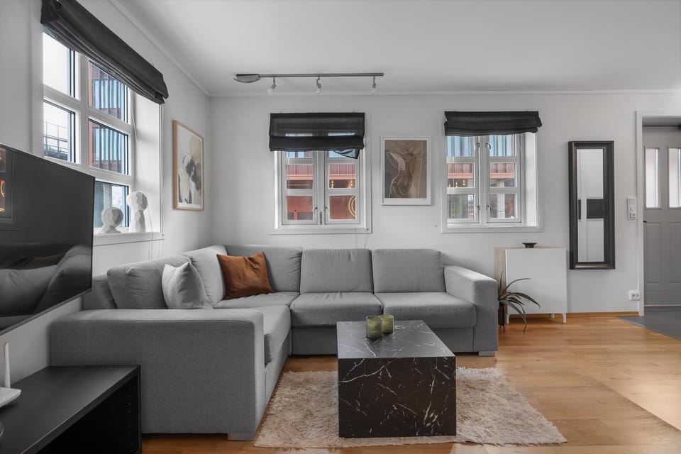 TV and multimedia, Living room, Seating area, Evening entertainment