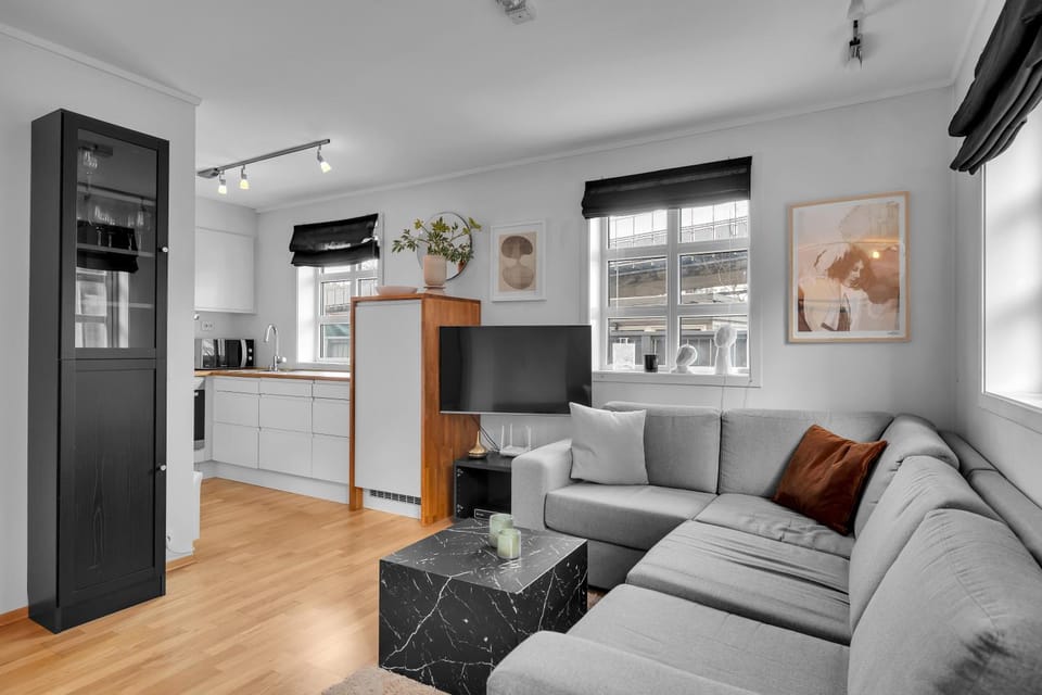 TV and multimedia, Kitchen or kitchenette, Living room, Seating area, Dining area