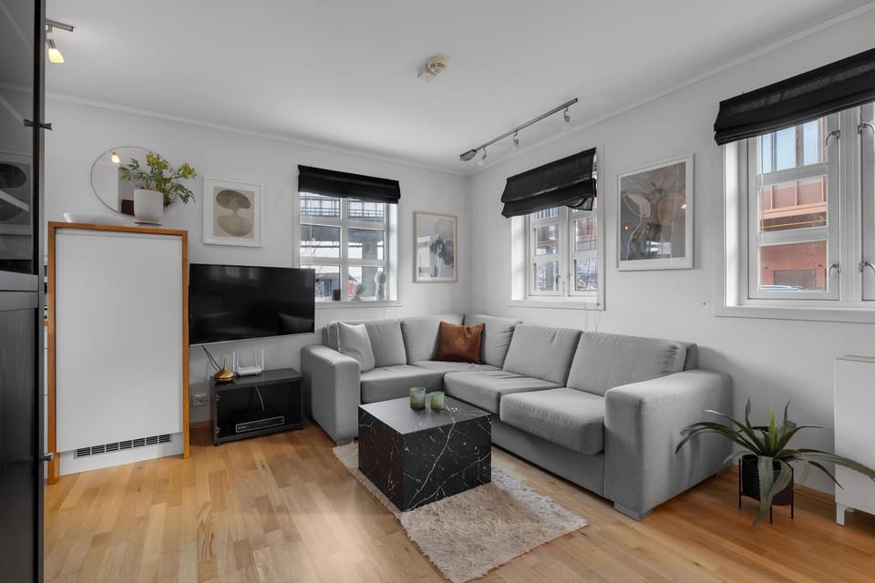 TV and multimedia, Living room, Seating area, Evening entertainment