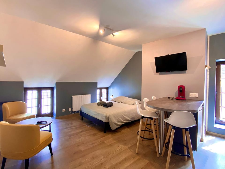 Bed, TV and multimedia, Coffee/tea facilities, Living room, Dining area, Bedroom