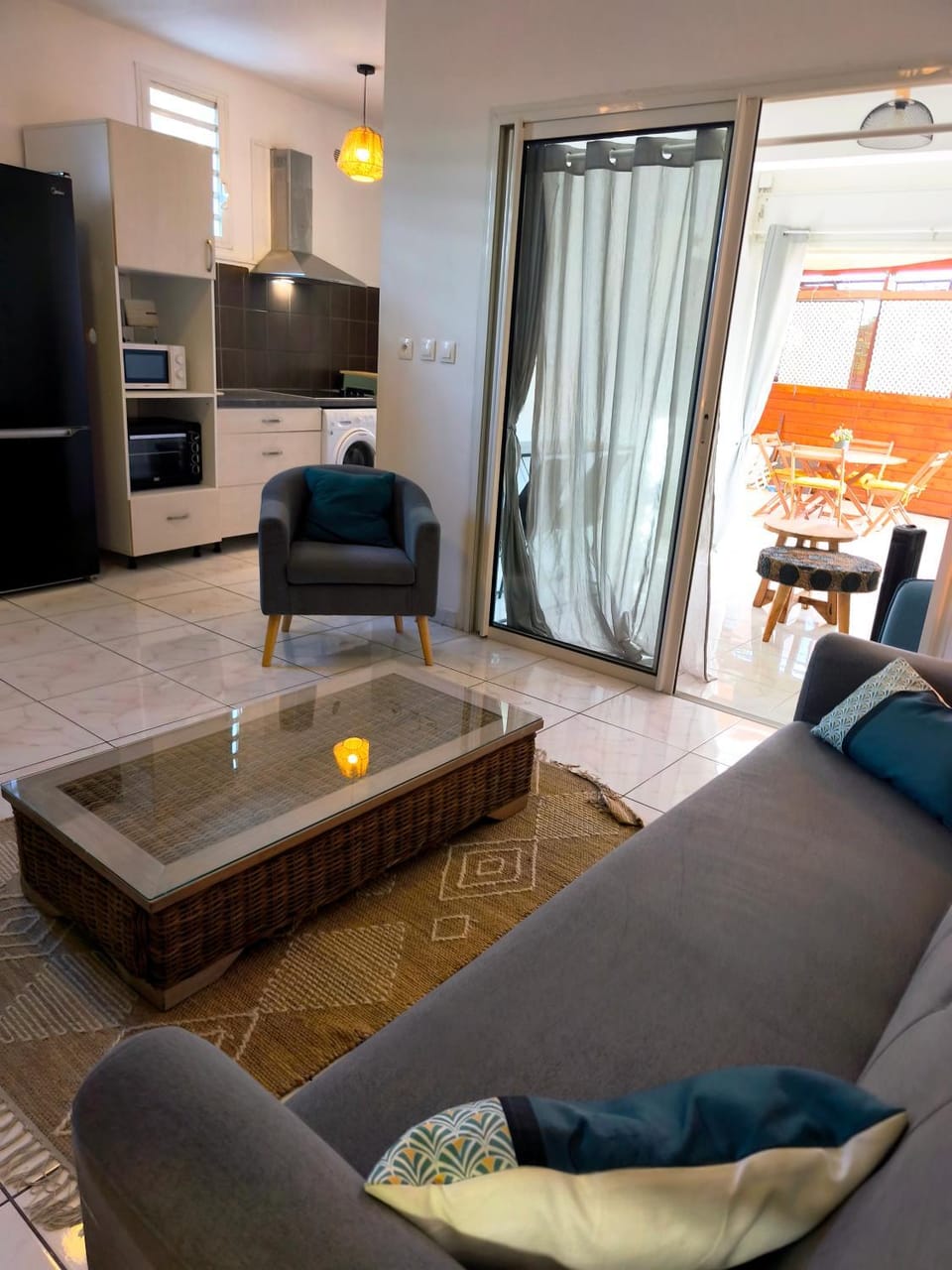 Kitchen or kitchenette, Living room, Seating area, Dining area