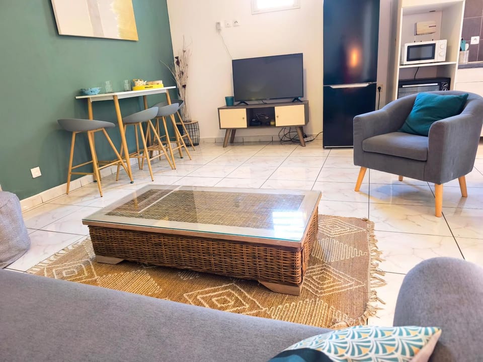 Communal lounge/ TV room, TV and multimedia, Living room, Seating area, Dining area, Evening entertainment