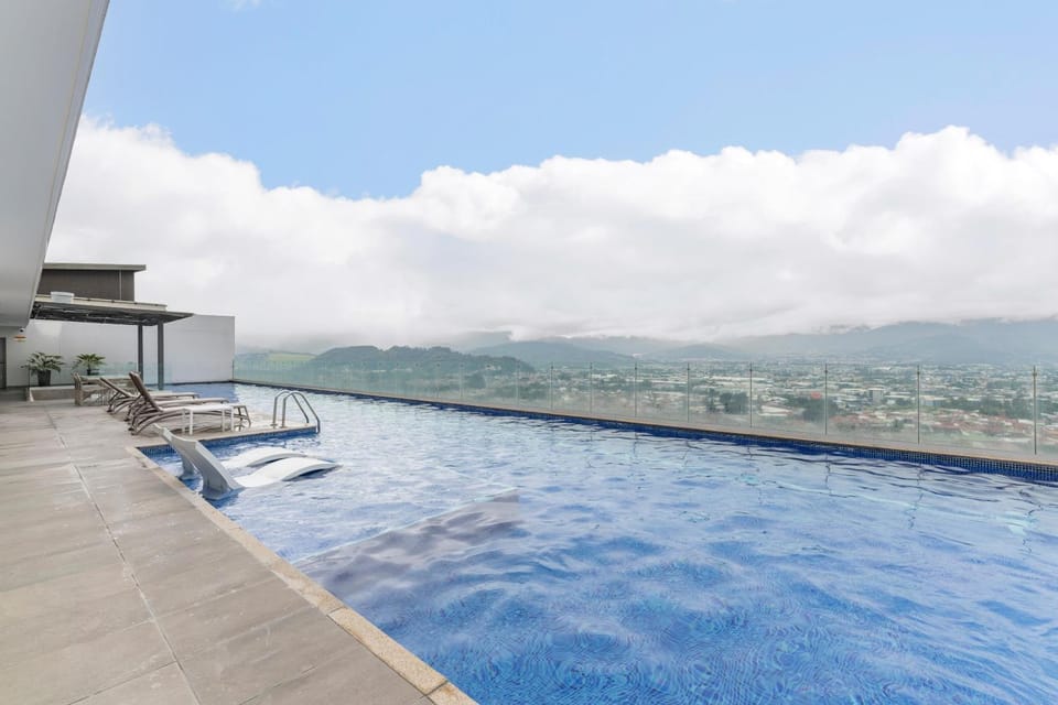 Vista Verde iFreses, 2nd floor! AC, TV and Pool Apartment in Cartago Province, Costa Rica