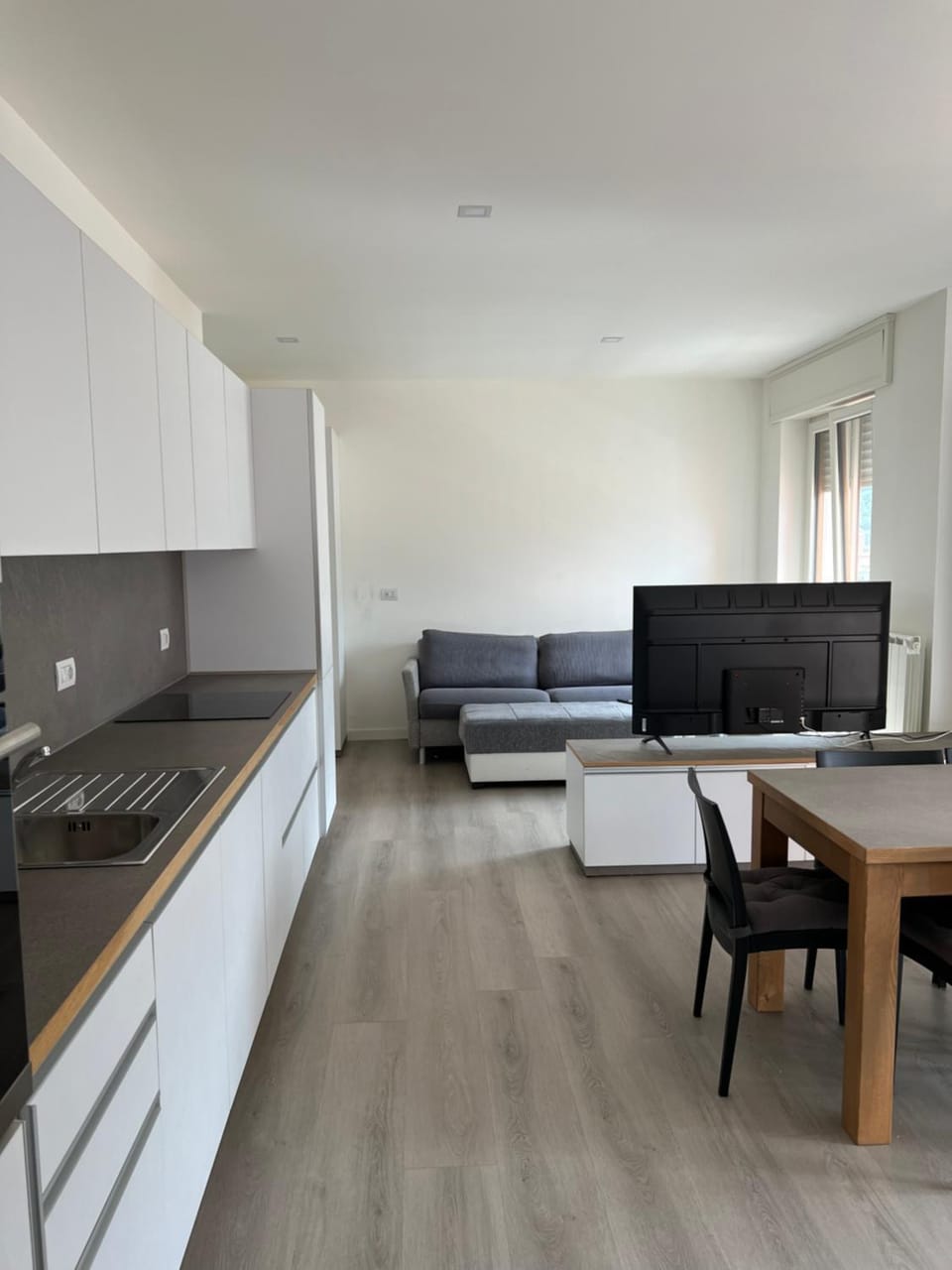 Communal lounge/ TV room, Kitchen or kitchenette, Living room, Seating area, Dining area, stove