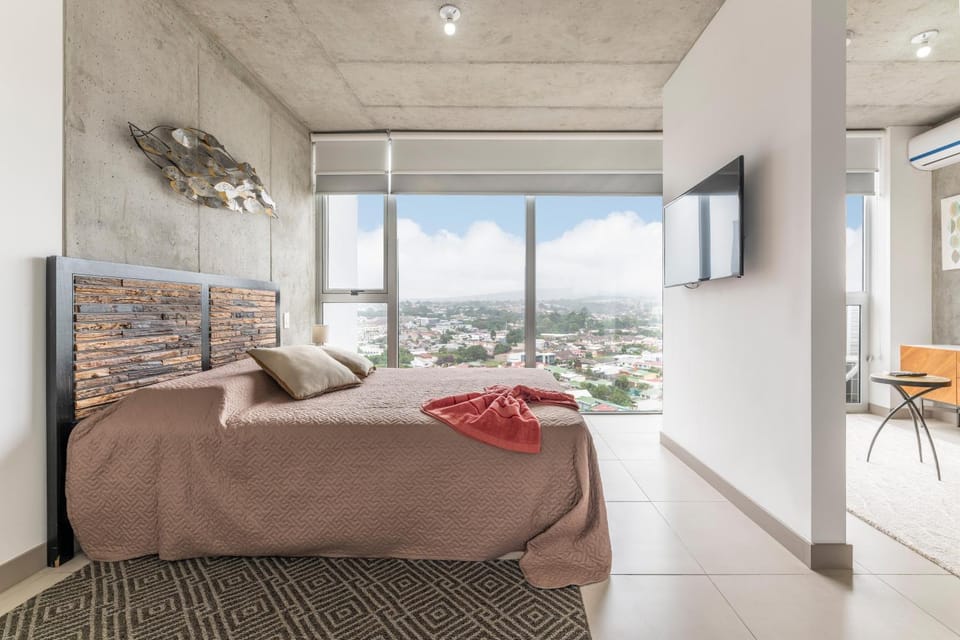 Modern Oasis iFreses, 18th floor! AC, TV and Pool Apartment in Cartago Province, Costa Rica