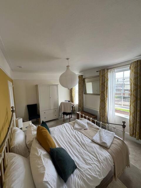 Victorian Townhouse - 12 min walk to the Beach House in Exmouth