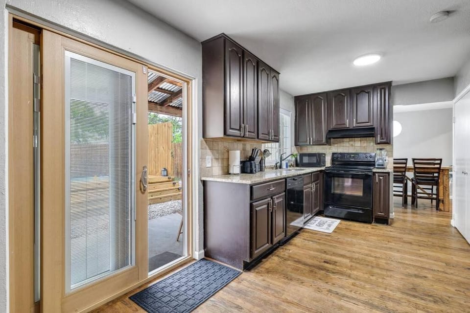 New! The Prairie House with Cowboy Pool & Fire Pit House in Arlington