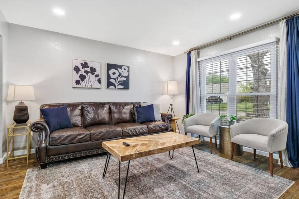 New! The Prairie House with Cowboy Pool & Fire Pit House in Arlington