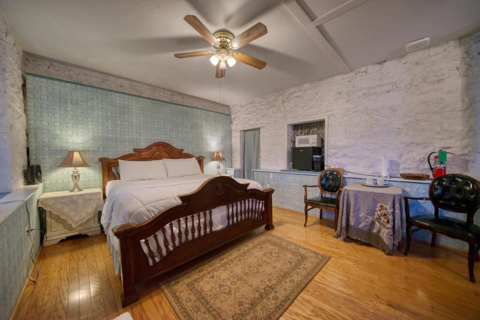 Downtown Hideaway Ste Piedmont Apartment in Eureka Springs
