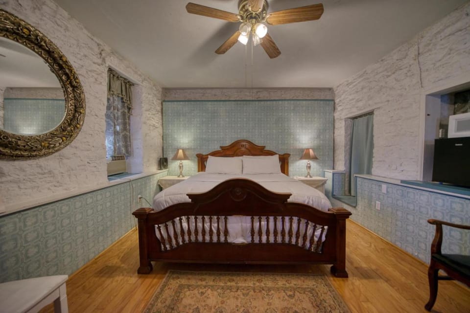 Downtown Hideaway Ste Piedmont Apartment in Eureka Springs