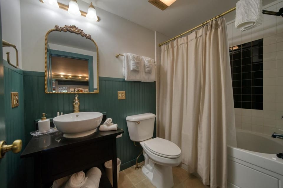 Downtown Edgewood Terr Piedmont Apartment in Eureka Springs
