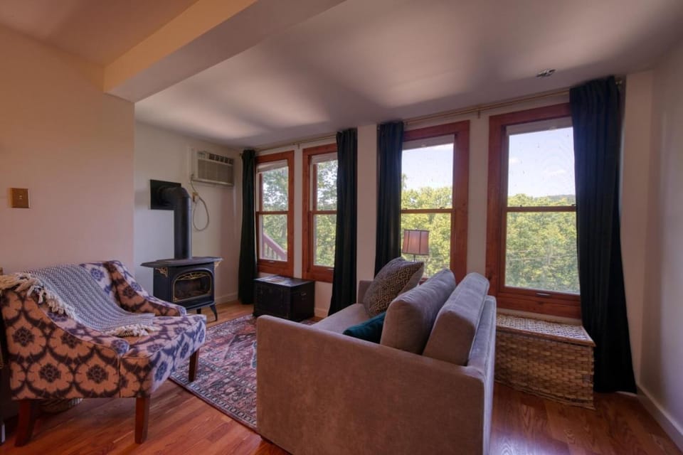 Downtown Edgewood Terr Piedmont Apartment in Eureka Springs