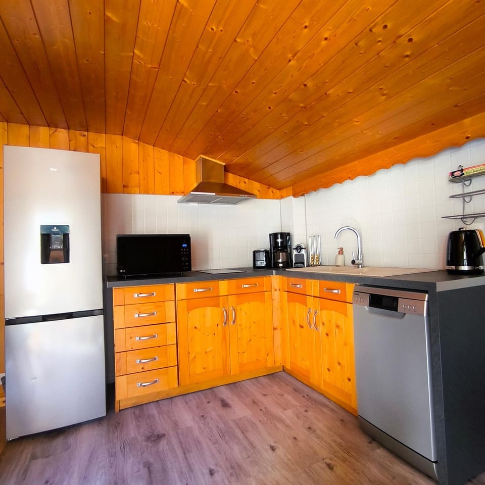 Coffee/tea facilities, Kitchen or kitchenette, dishwasher, oven, stove, toaster