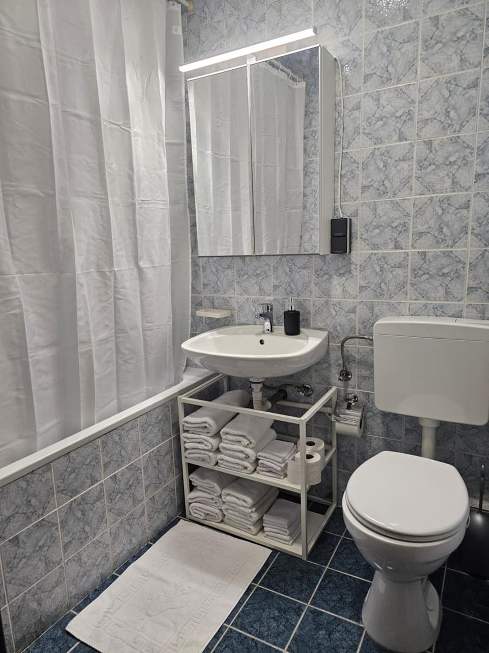 Shower, Toilet, Bathroom, towels