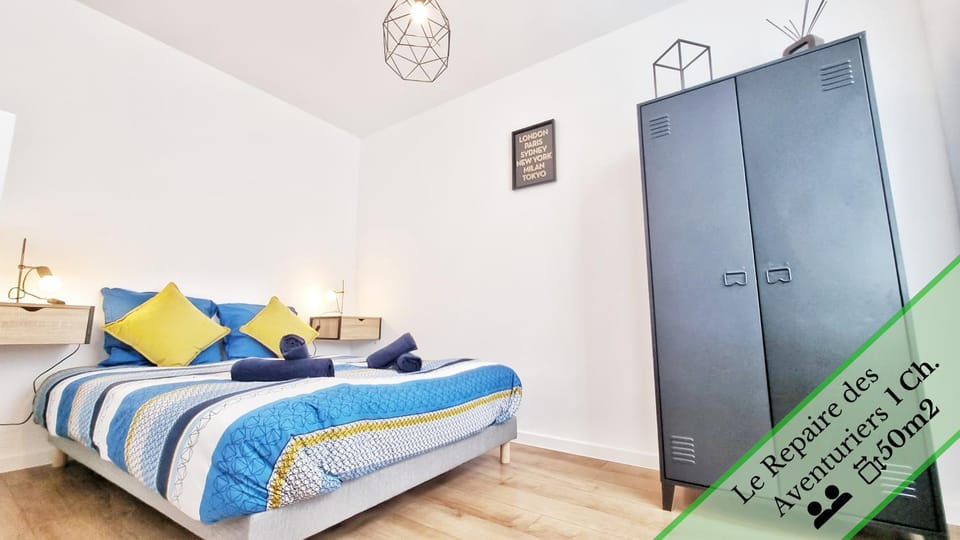 Photo of the whole room, Bedroom, wardrobe