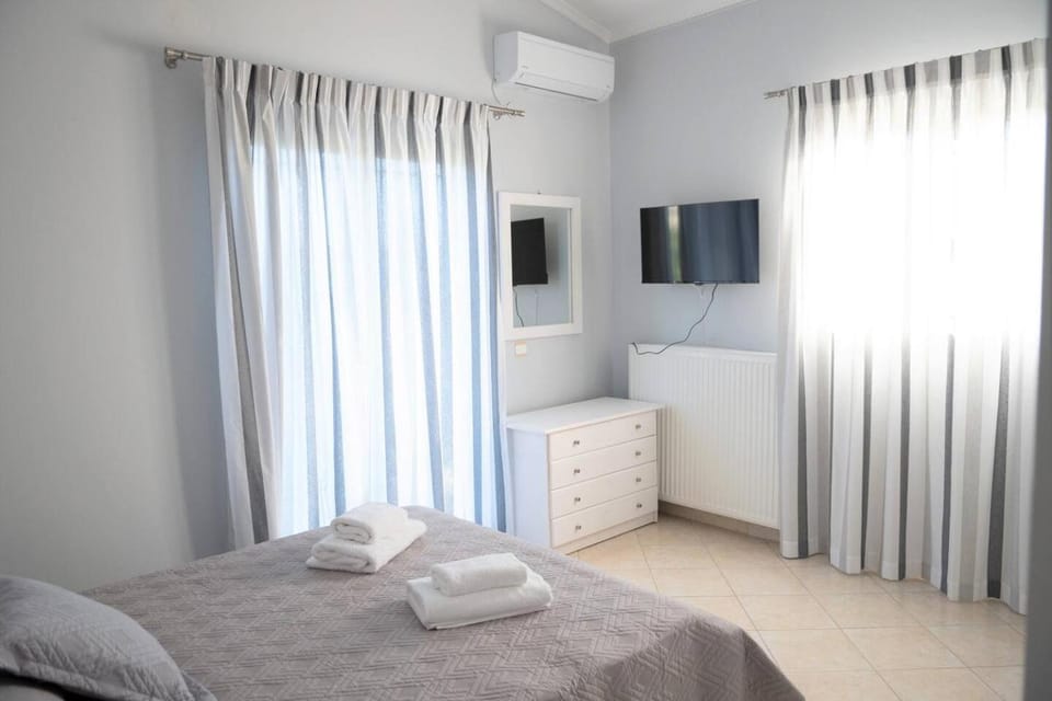 Bed, TV and multimedia, Bedroom, towels, air conditioner