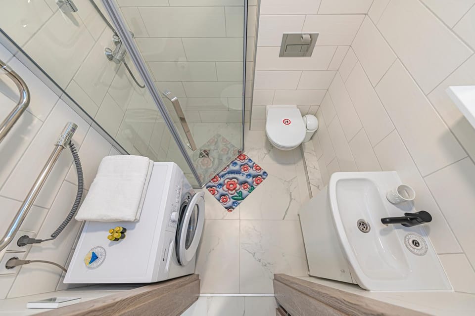 Shower, Toilet, Bathroom, towels