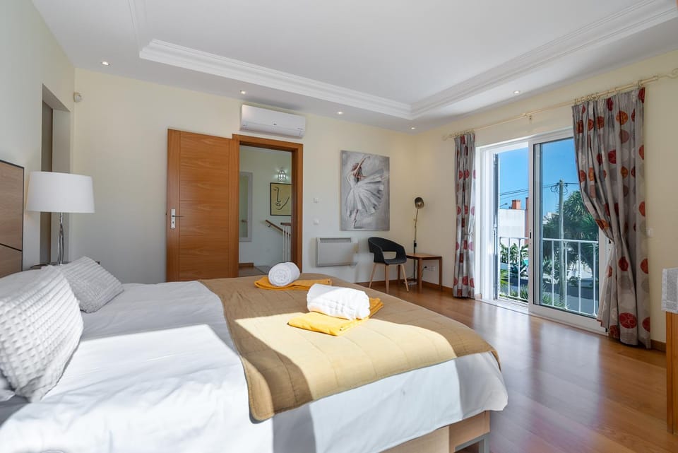 Captivating Villa 600M to Vau Beach Villa in Portimao