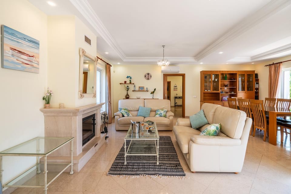 Captivating Villa 600M to Vau Beach Villa in Portimao