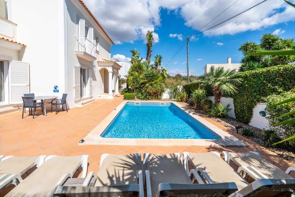 Swimming pool, sunbed