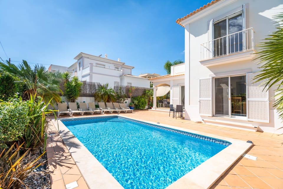 Swimming pool, sunbed