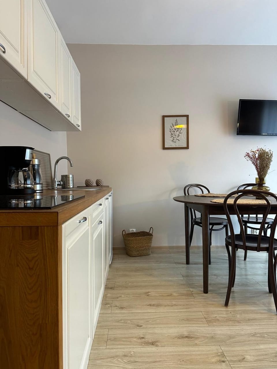 TV and multimedia, Coffee/tea facilities, Kitchen or kitchenette, Dining area, stove