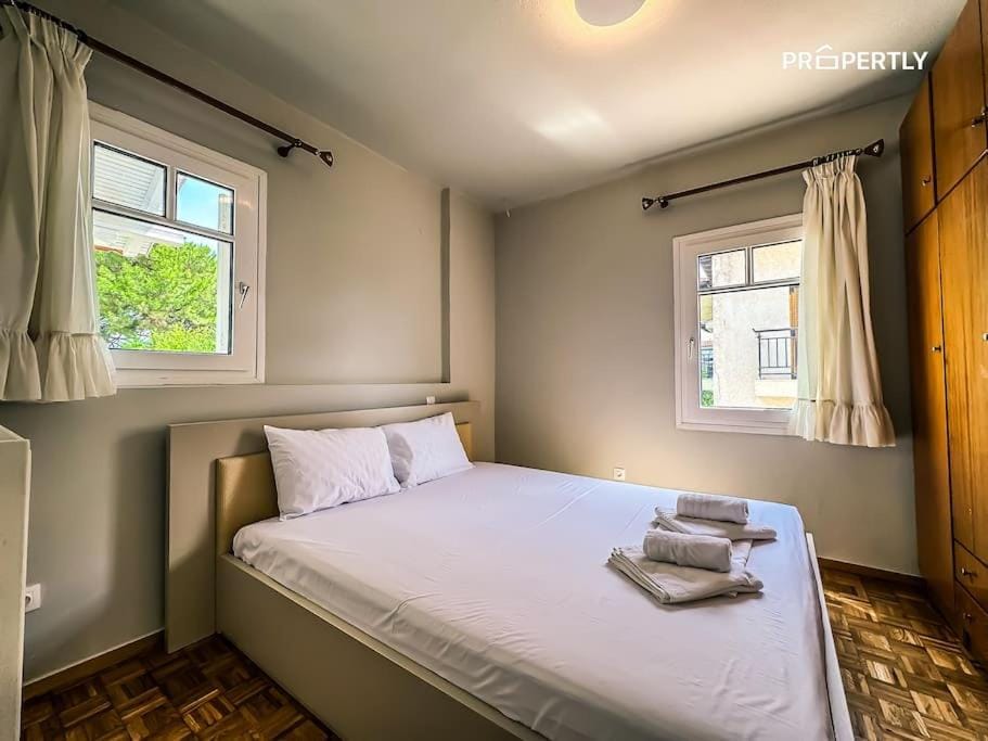 Bed, Photo of the whole room, Bedroom, towels