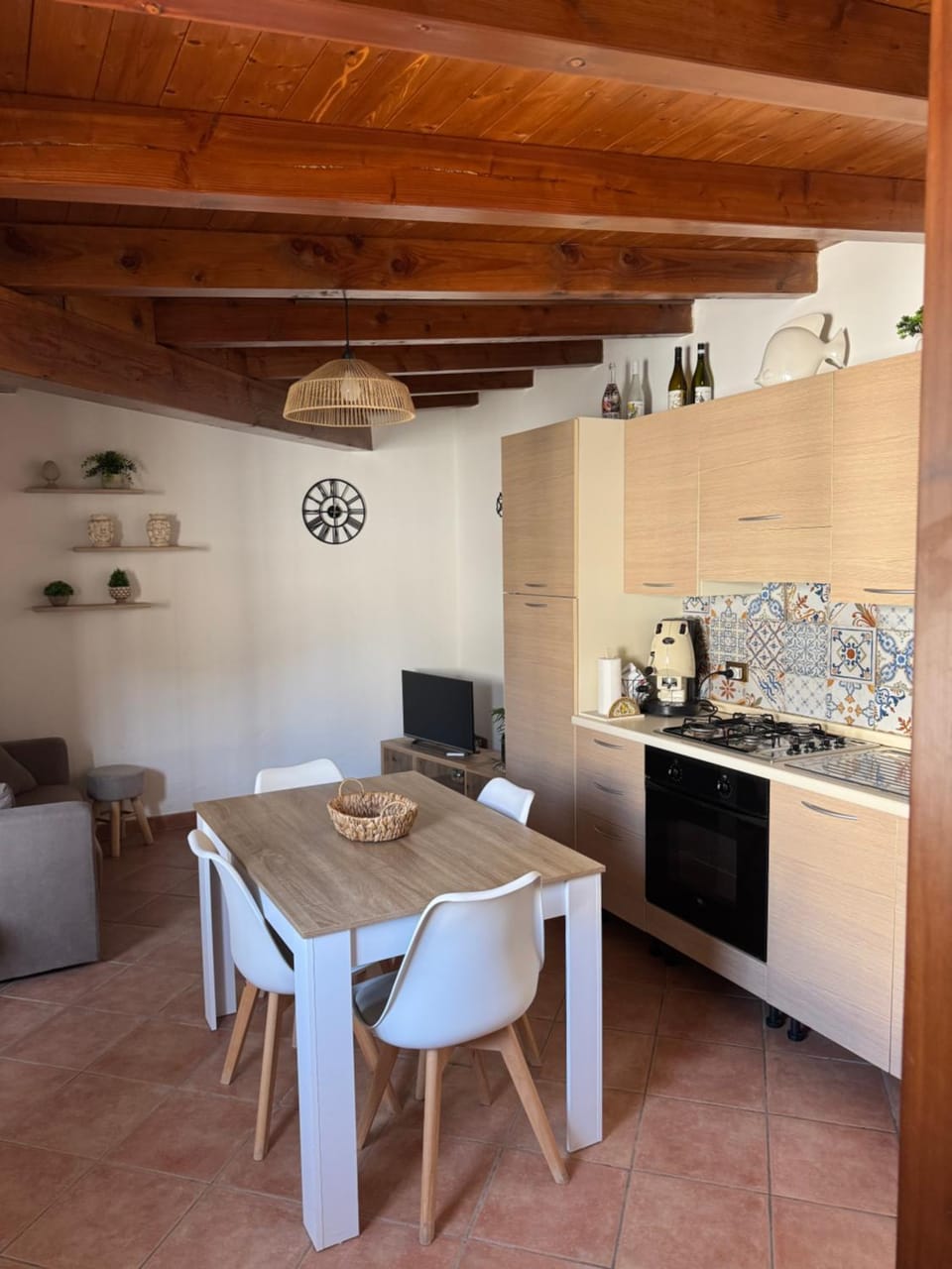 Kitchen or kitchenette, Dining area, stove