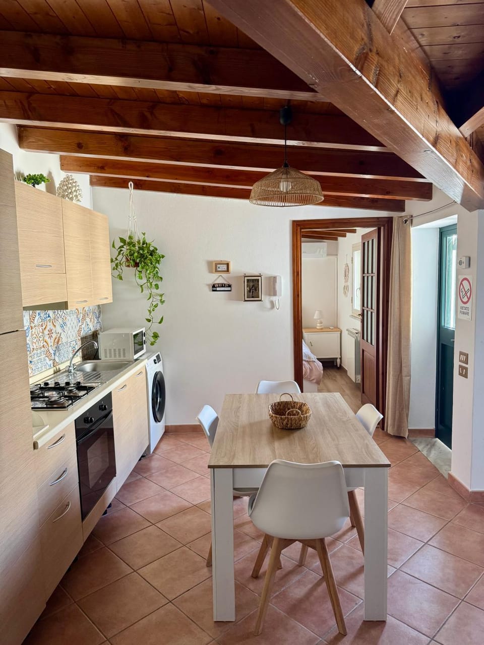 Kitchen or kitchenette, Dining area, stove